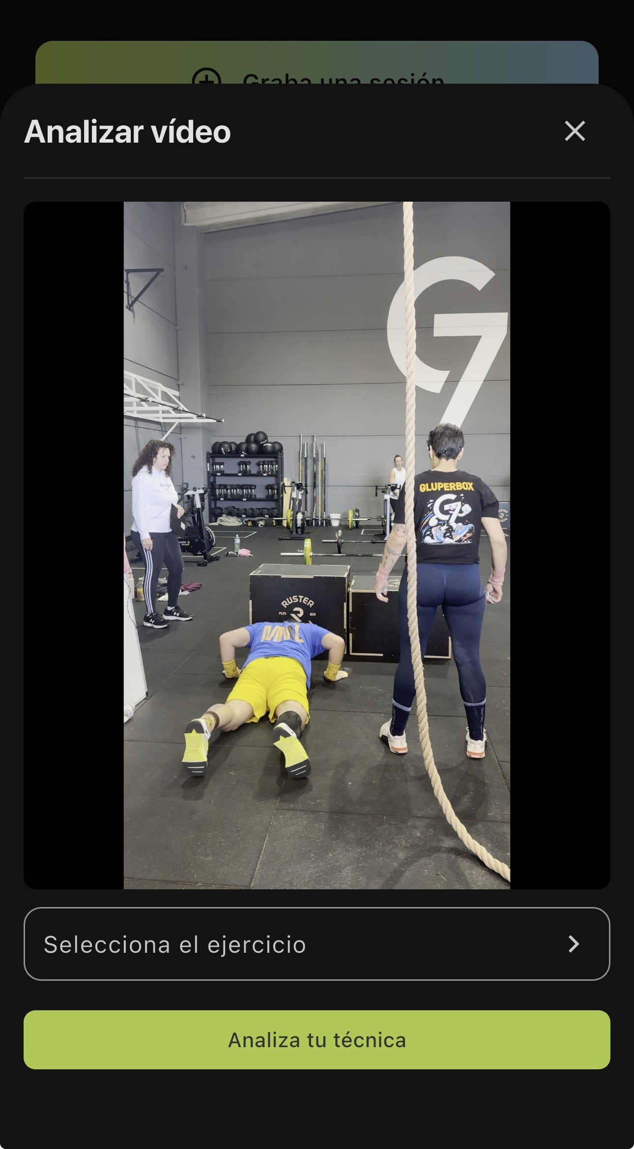 Panel de subida con preview del vídeo, selector de ejercicio y botón de análisis